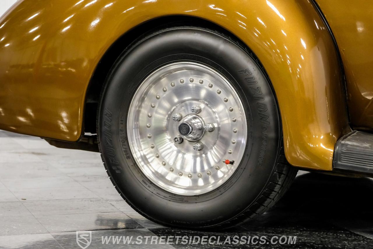 1940 Ford Deluxe Tudor Sedan