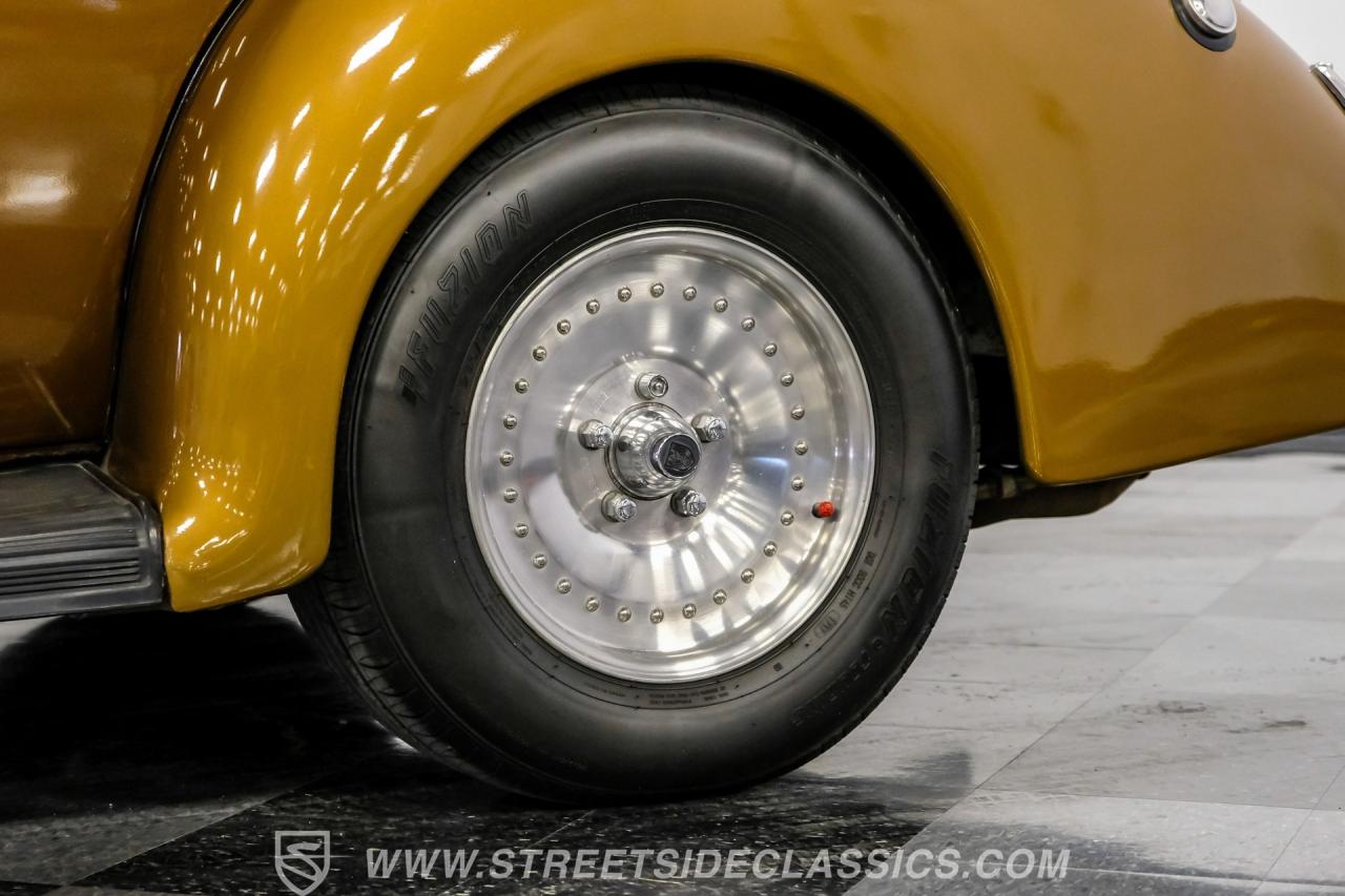 1940 Ford Deluxe Tudor Sedan