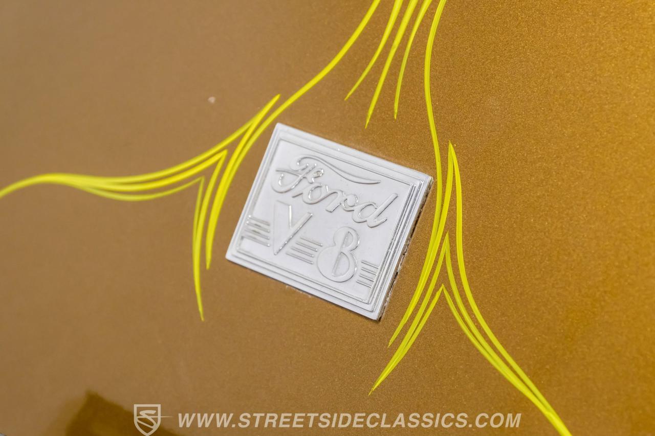 1940 Ford Deluxe Tudor Sedan