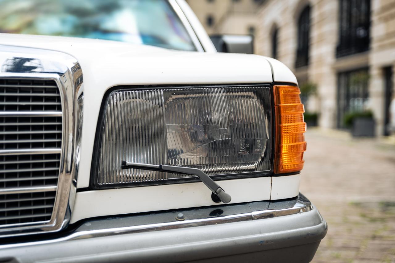 1984 Mercedes - Benz 500 SEL (Armoured)