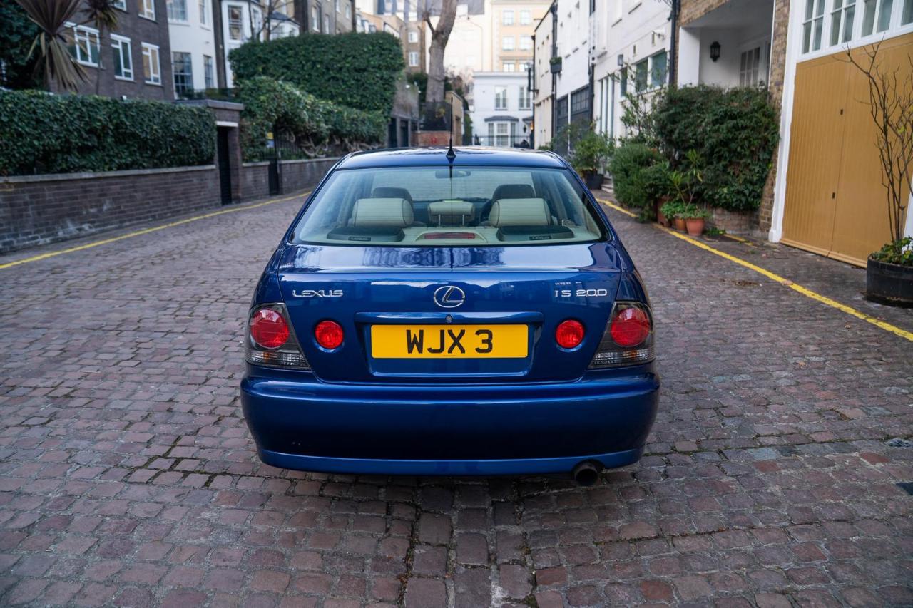 2002 Lexus IS200