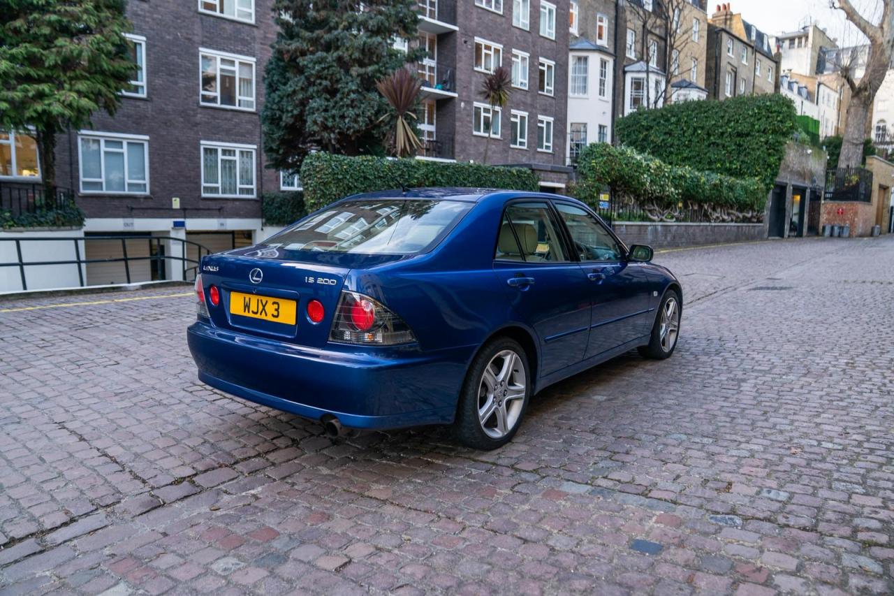 2002 Lexus IS200