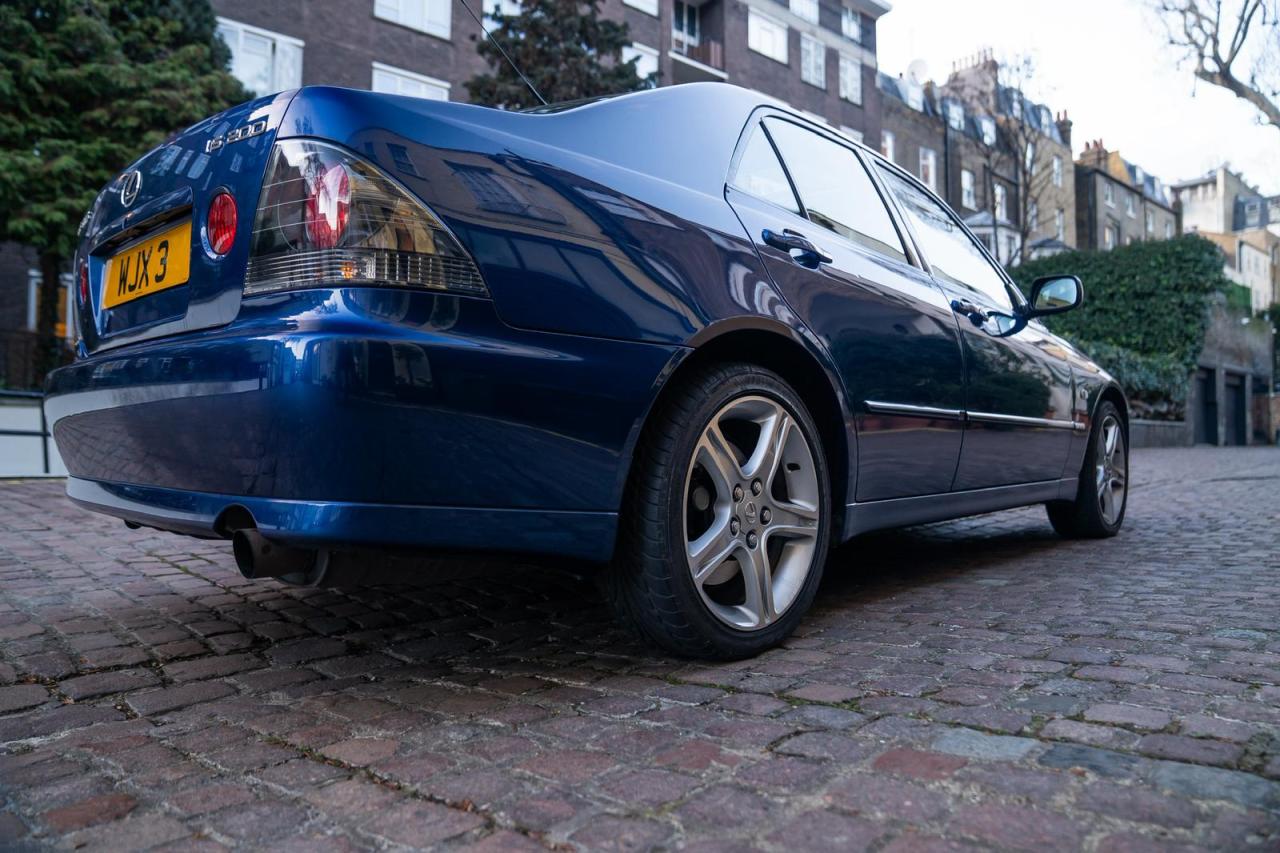 2002 Lexus IS200