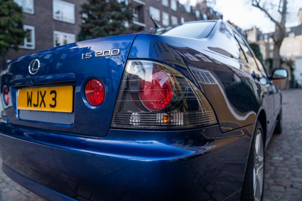 2002 Lexus IS200