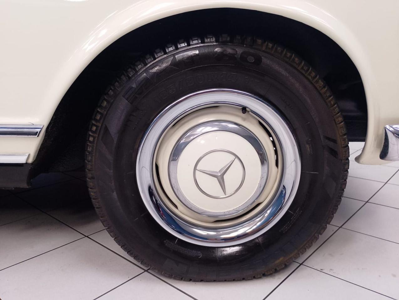 1965 Mercedes - Benz 230 SL Pagode