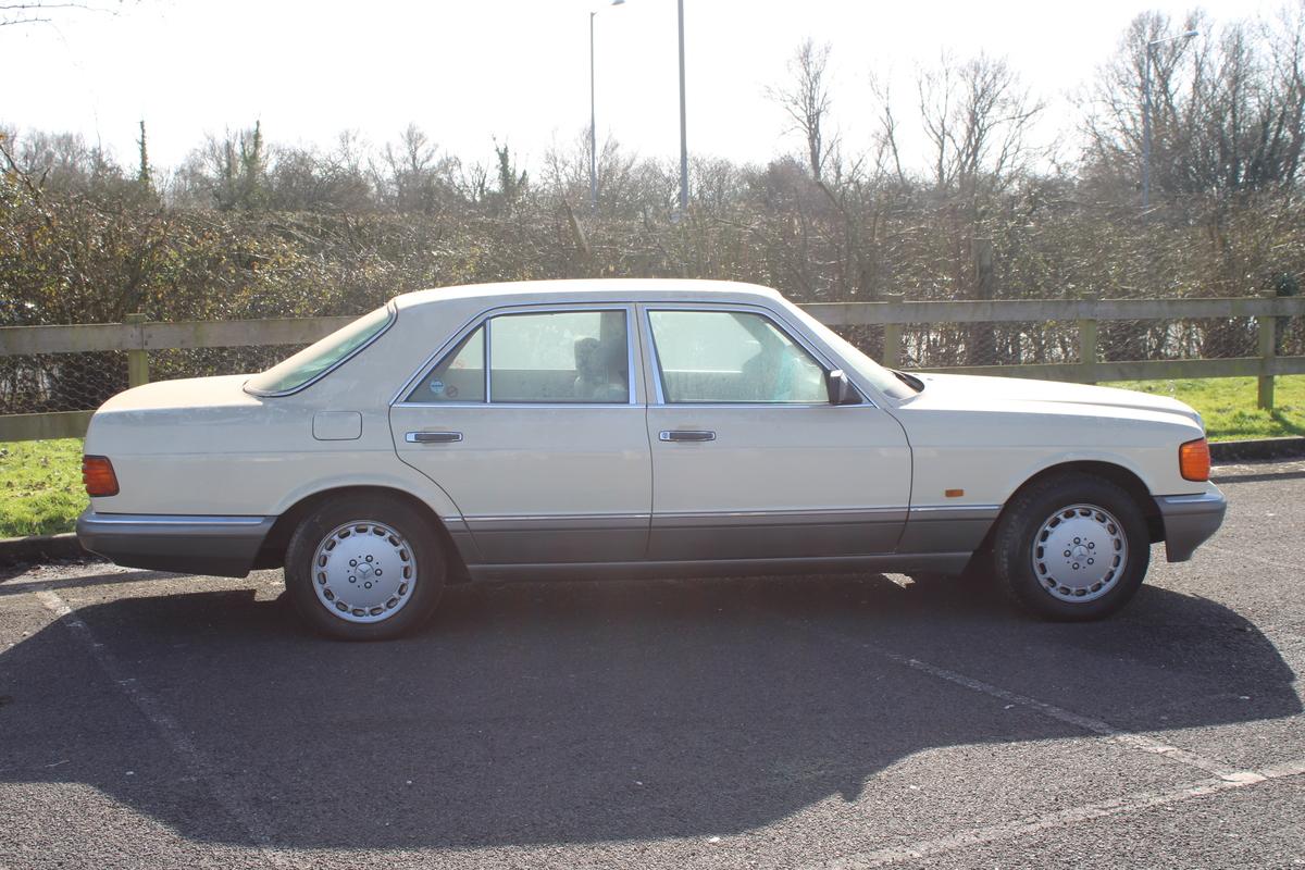 1988 Mercedes - Benz 300 SE AUTO