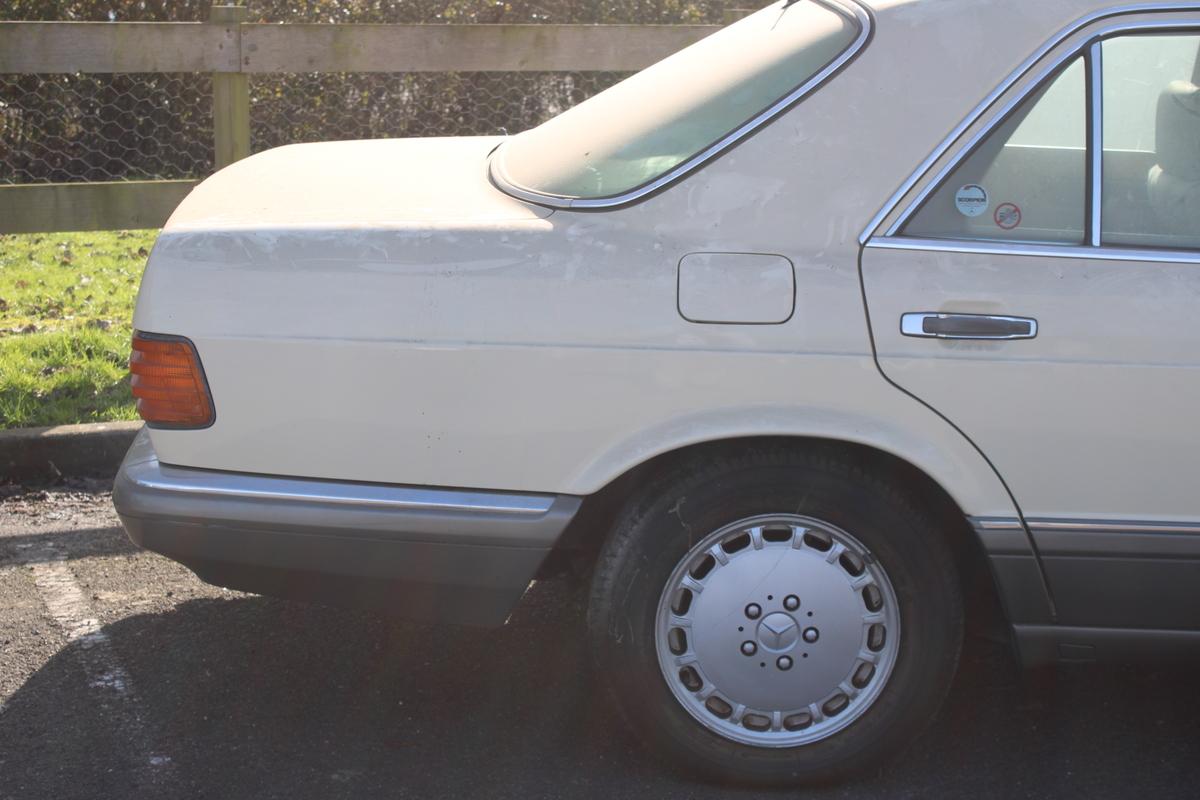 1988 Mercedes - Benz 300 SE AUTO