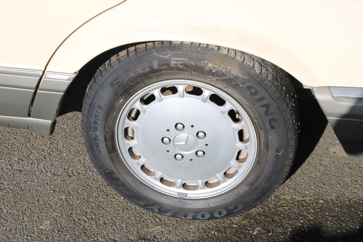 1988 Mercedes - Benz 300 SE AUTO