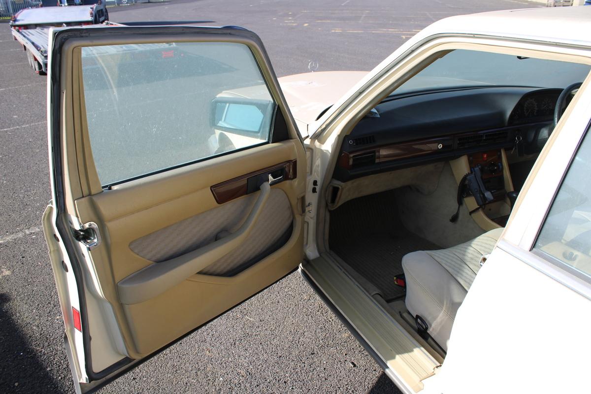 1988 Mercedes - Benz 300 SE AUTO