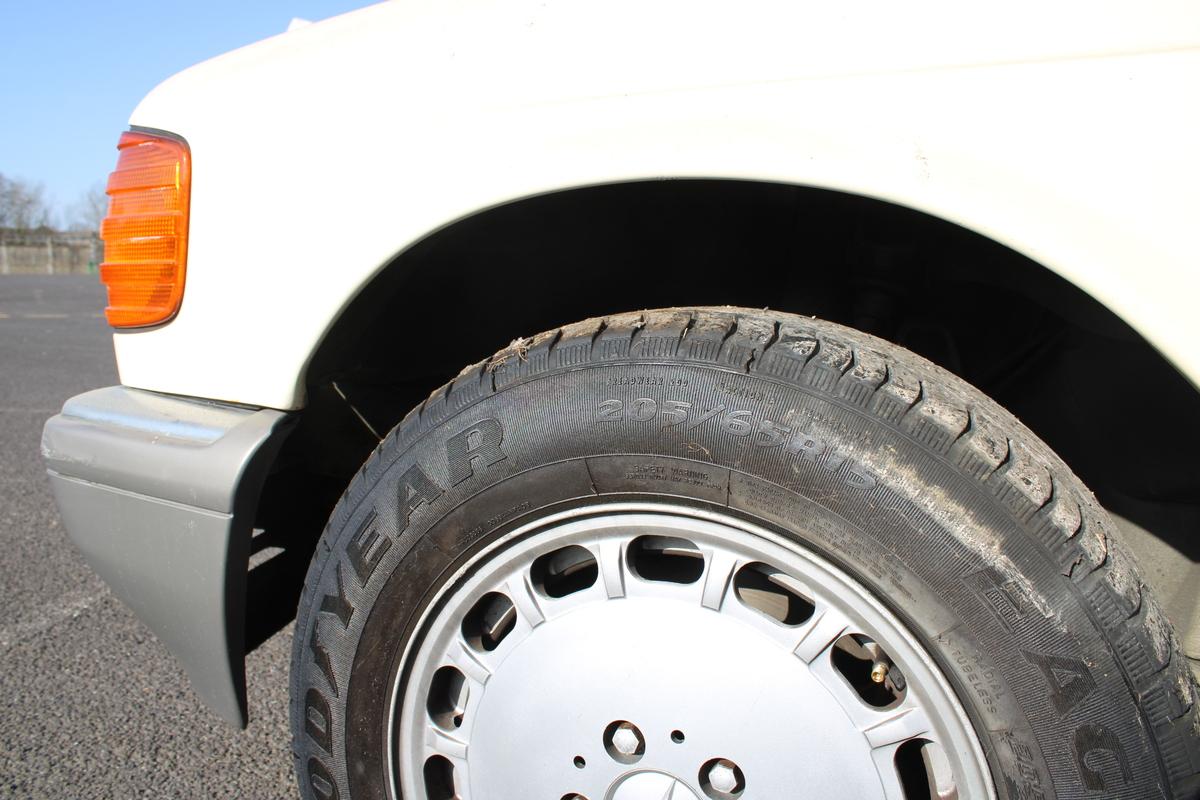 1988 Mercedes - Benz 300 SE AUTO