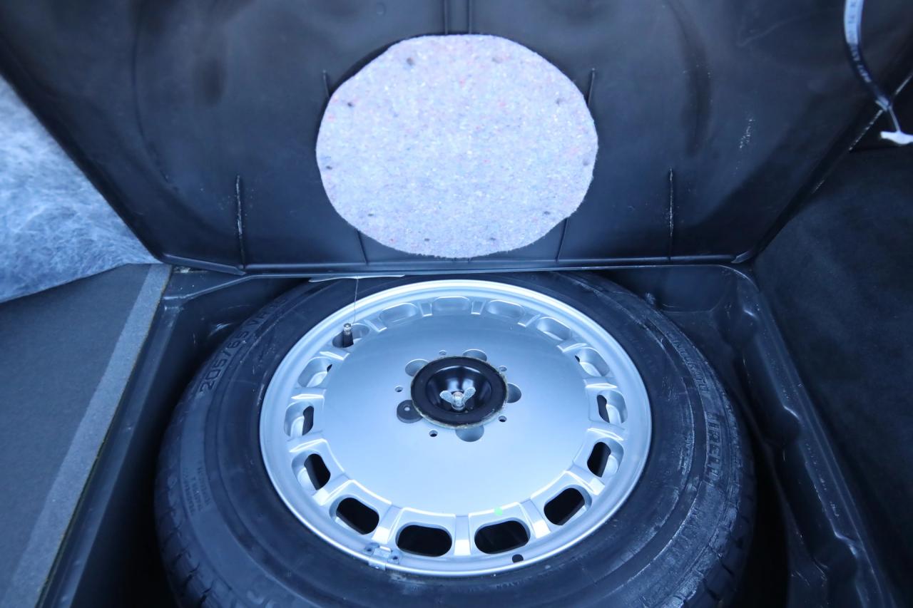 1987 Mercedes - Benz Mercedes Benz 560 SL &ldquo;Less than 31.000 miles&rdquo;