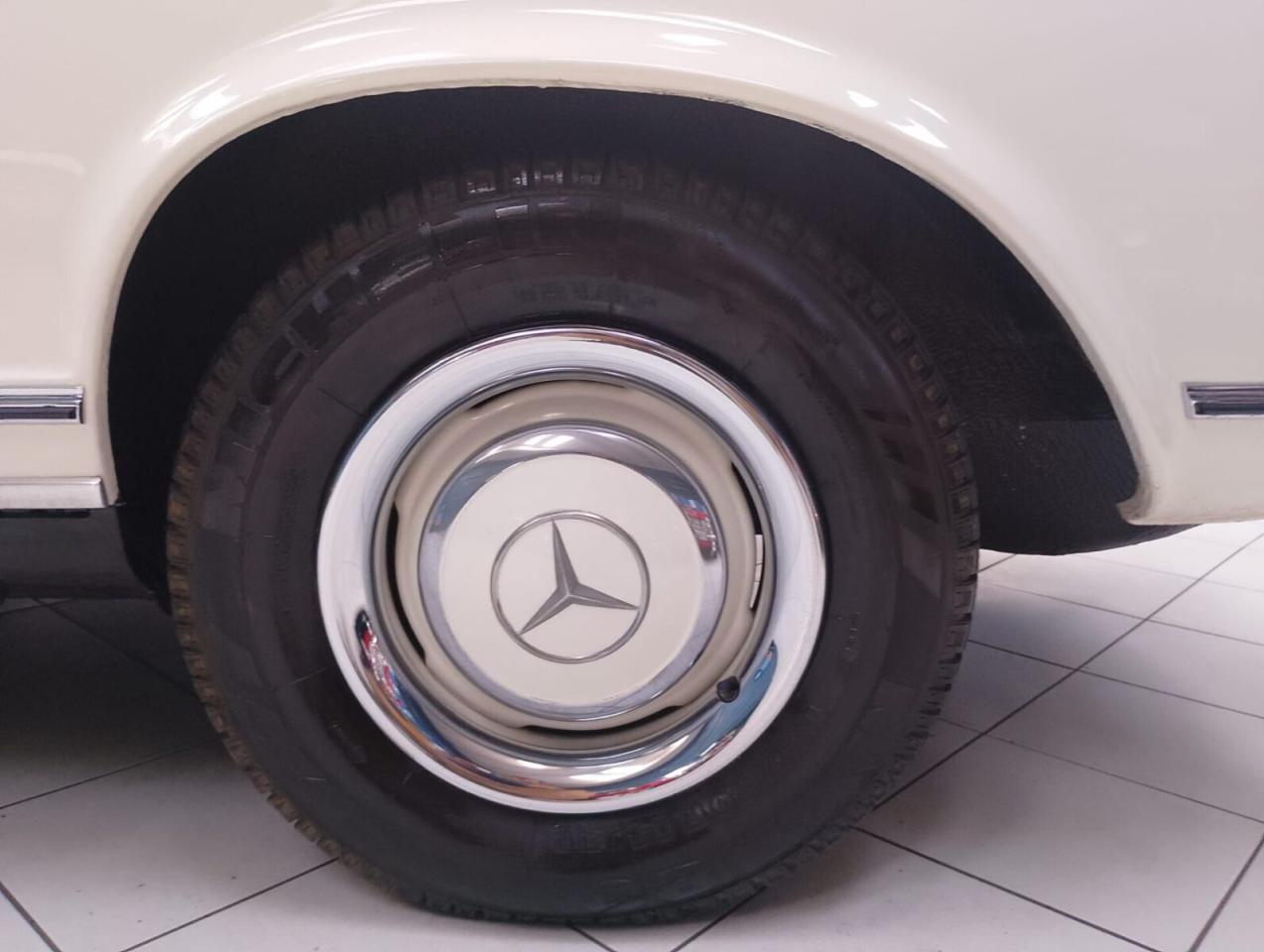 1965 Mercedes - Benz 230 SL PAGODE