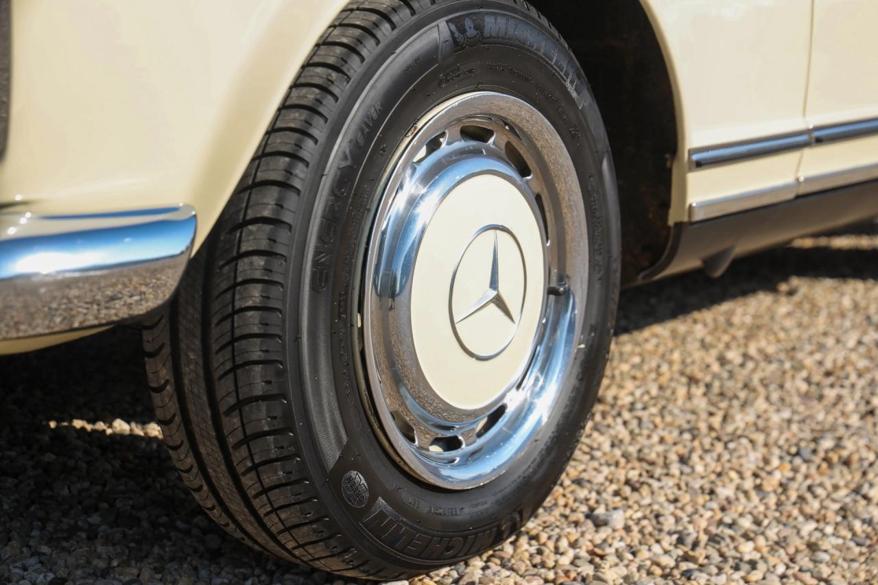 1967 Mercedes - Benz Mercedes Benz 250 SL Pagode