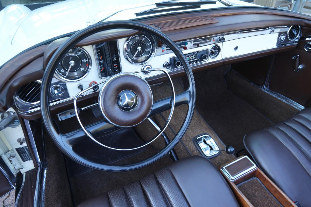 1967 Mercedes - Benz Mercedes Benz 250 SL Pagode