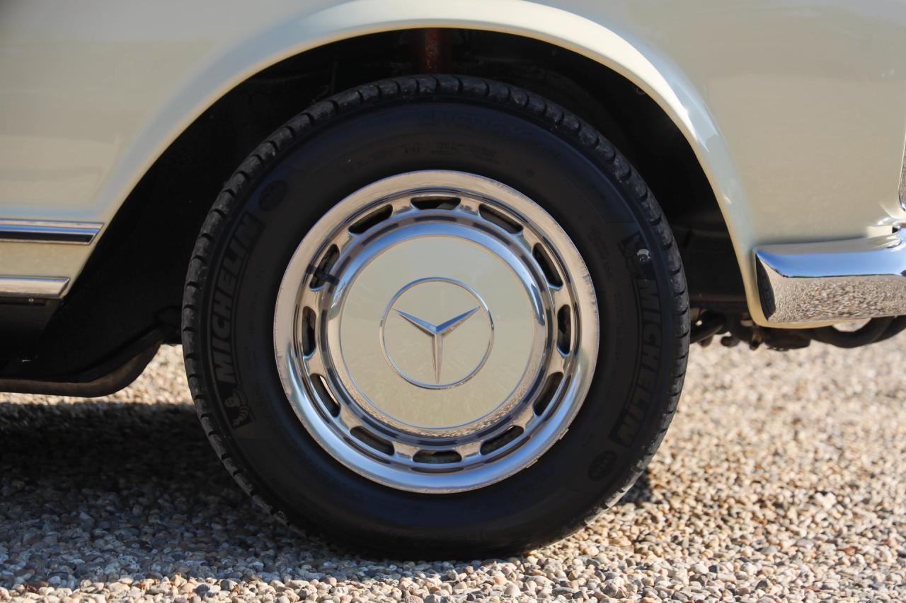 1967 Mercedes - Benz Mercedes Benz 250 SL Pagode