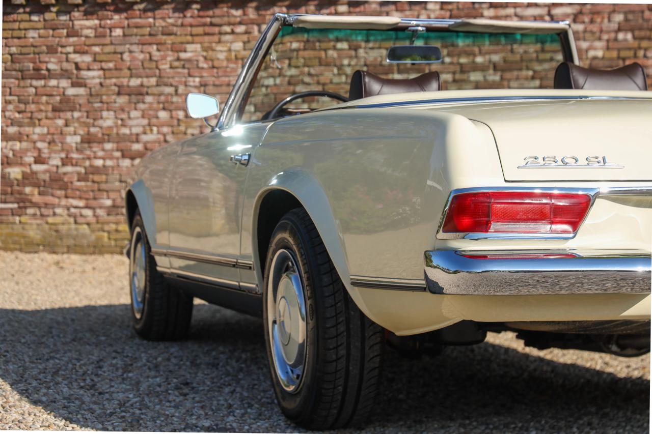 1967 Mercedes - Benz Mercedes Benz 250 SL Pagode