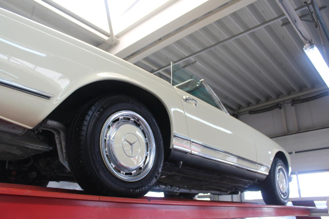 1967 Mercedes - Benz Mercedes Benz 250 SL Pagode