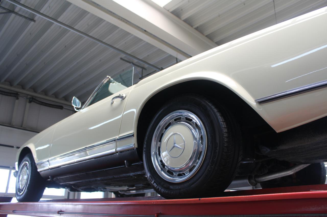 1967 Mercedes - Benz Mercedes Benz 250 SL Pagode