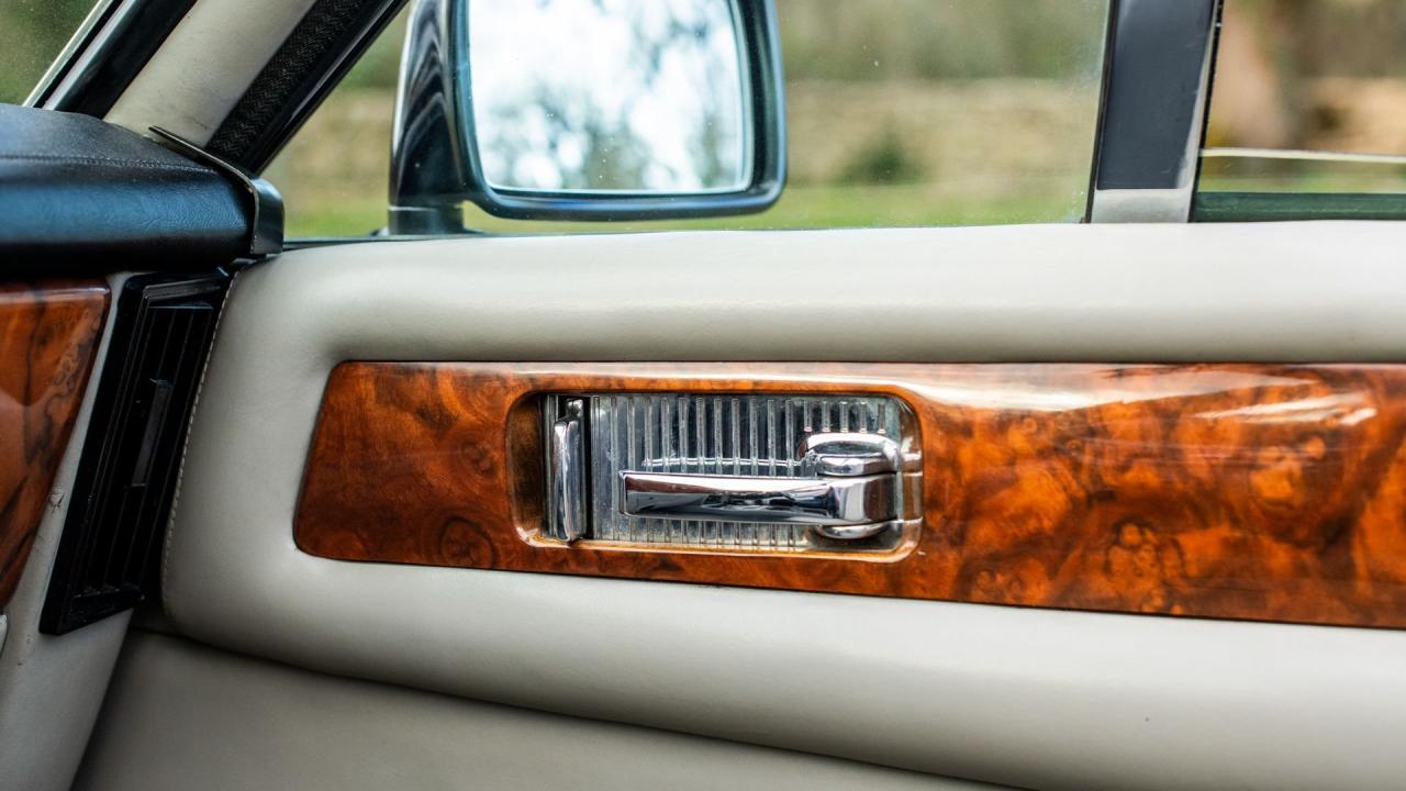 1987 Aston Martin V8 Volante