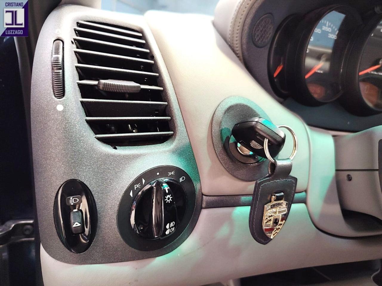 1998 Porsche 996 CARRERA 4