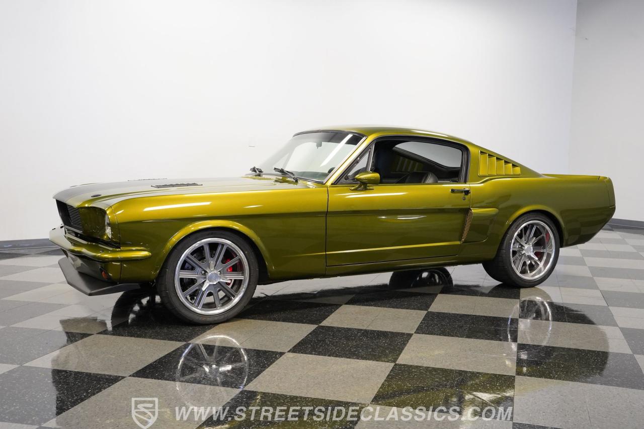1965 Ford Mustang 2+2 Fastback Restomod