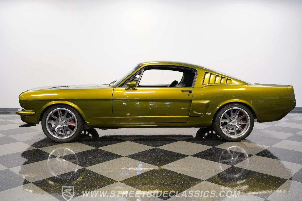 1965 Ford Mustang 2+2 Fastback Restomod