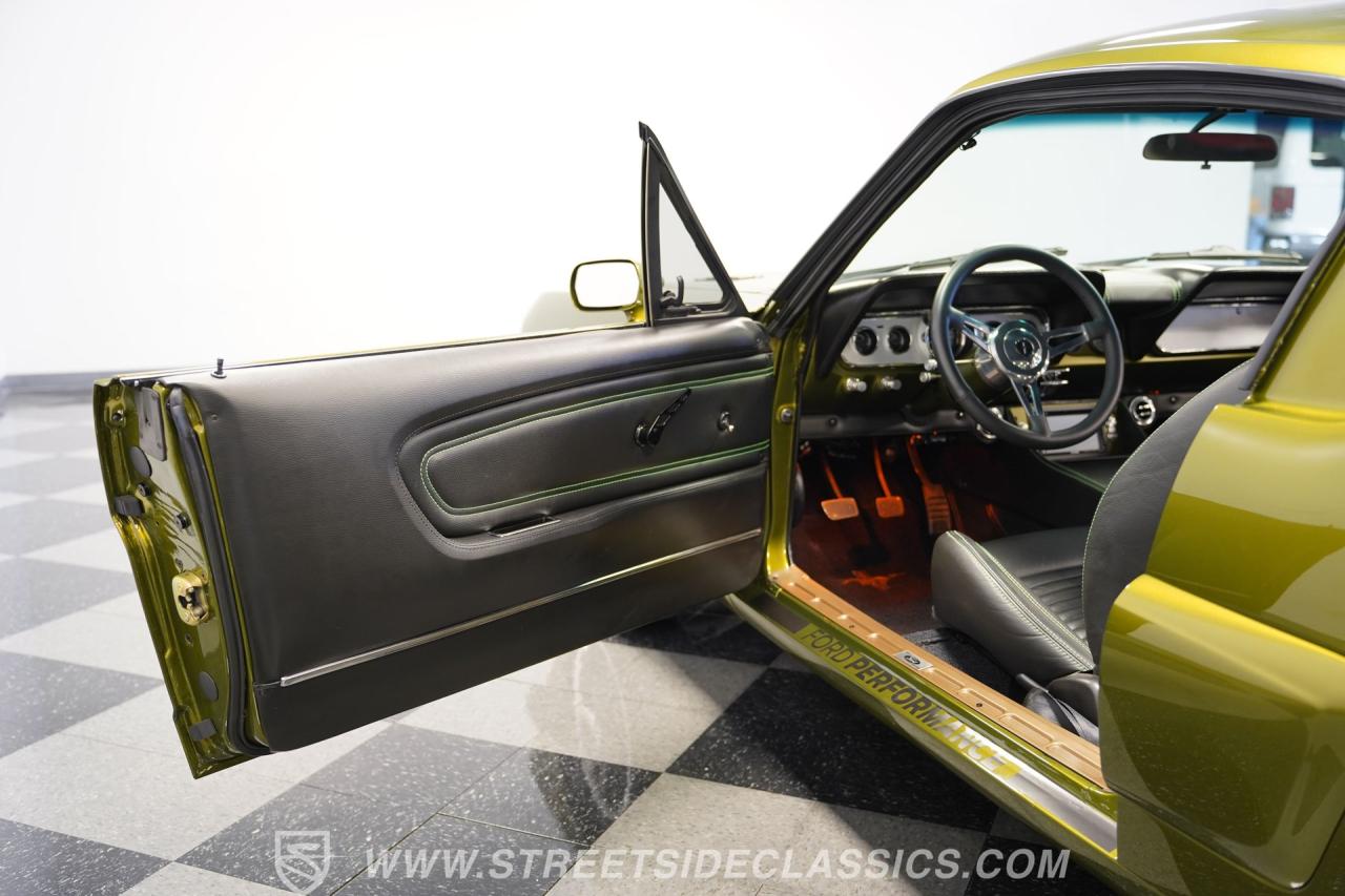 1965 Ford Mustang 2+2 Fastback Restomod