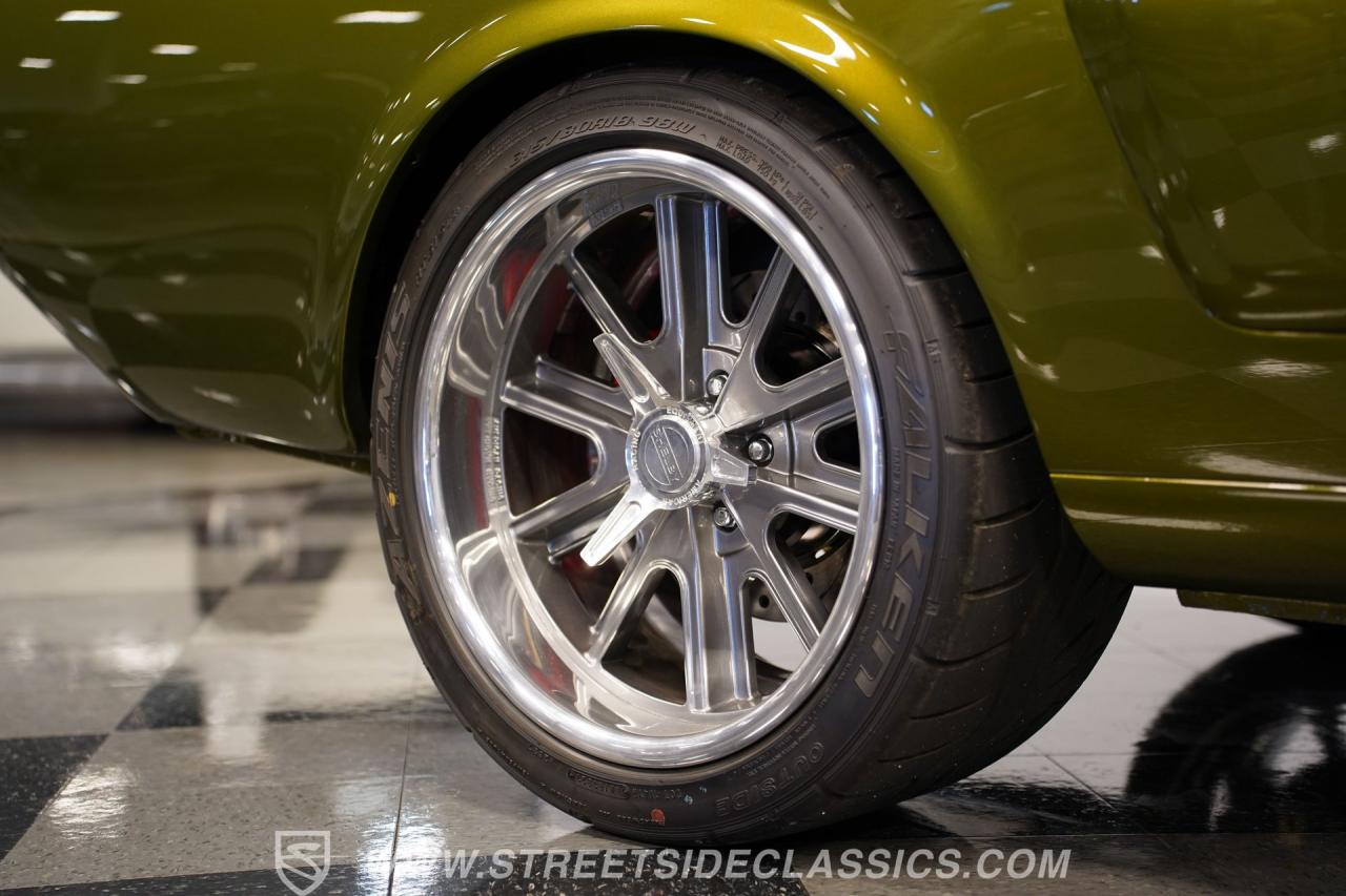 1965 Ford Mustang 2+2 Fastback Restomod