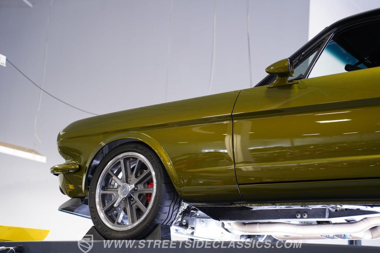 1965 Ford Mustang 2+2 Fastback Restomod