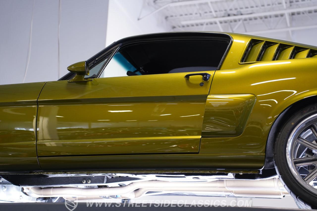 1965 Ford Mustang 2+2 Fastback Restomod