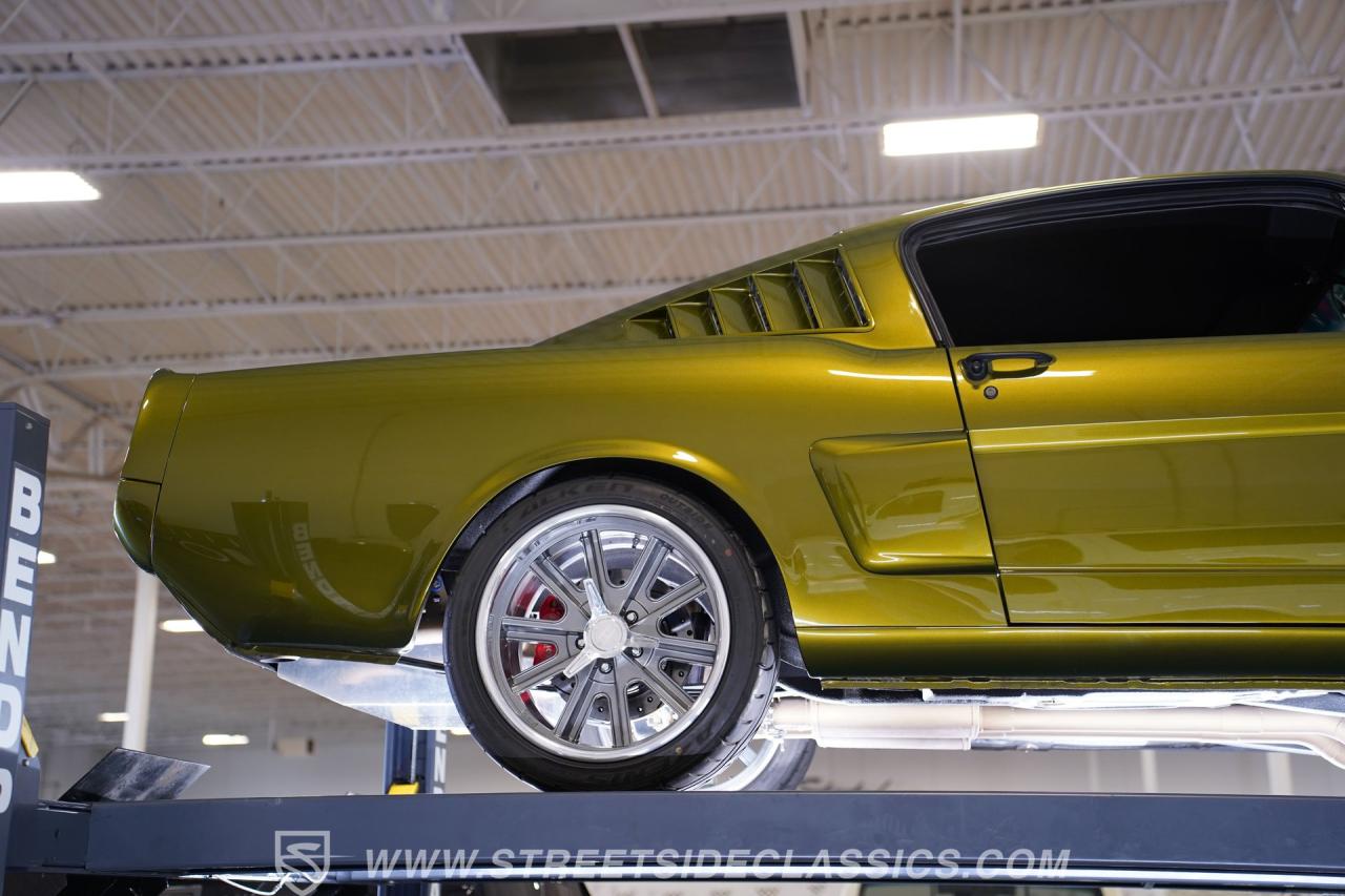 1965 Ford Mustang 2+2 Fastback Restomod