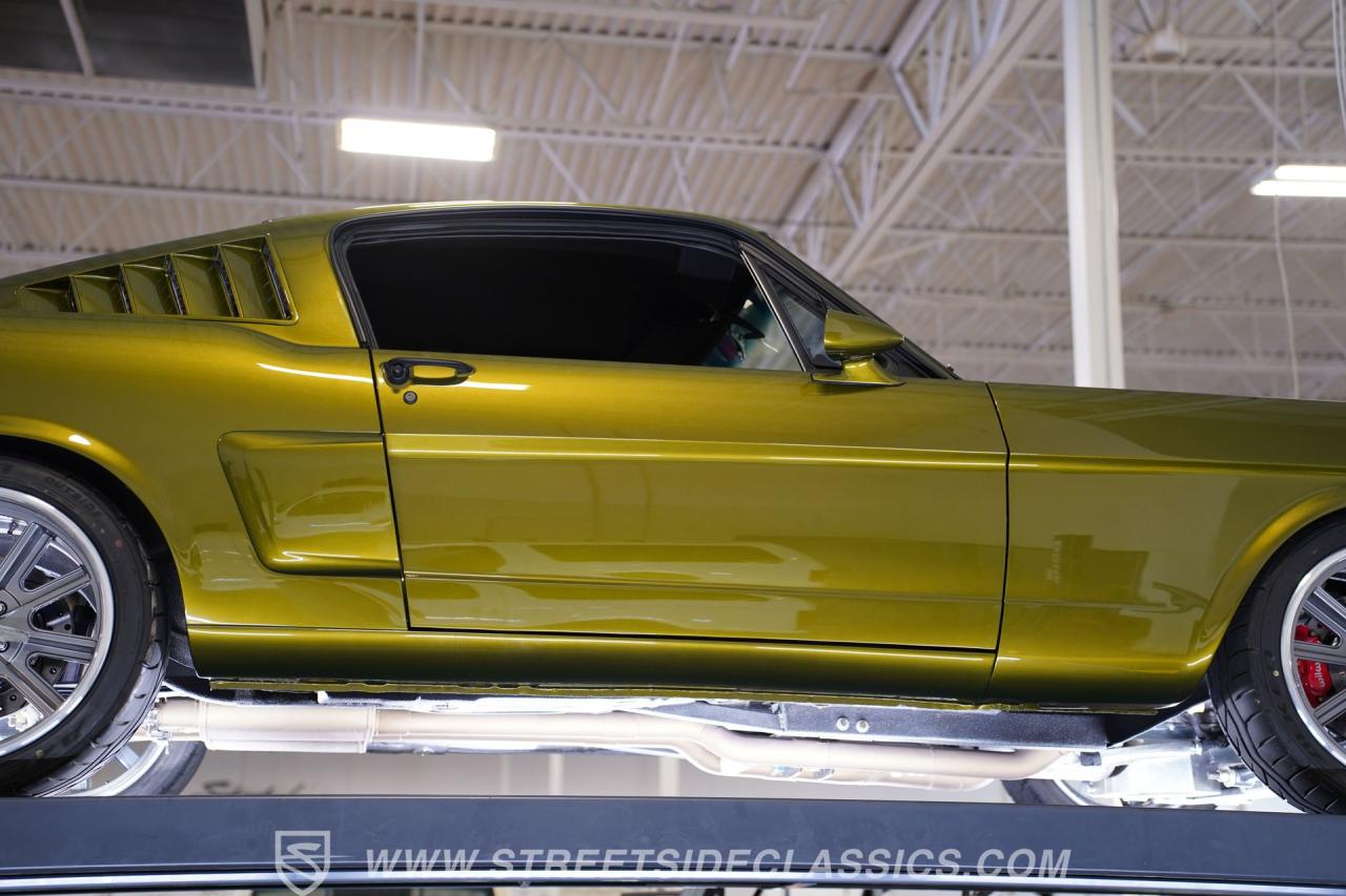 1965 Ford Mustang 2+2 Fastback Restomod