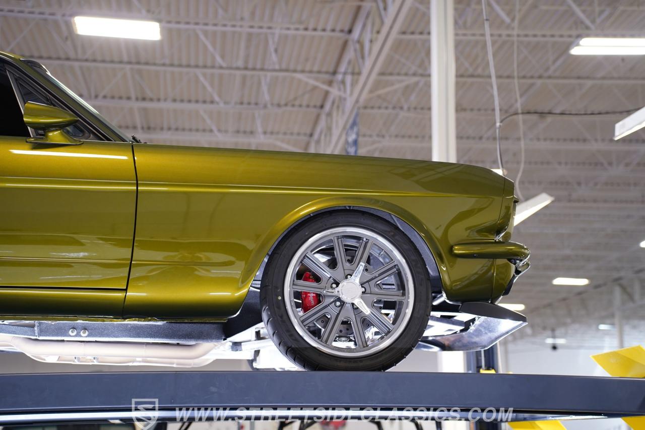 1965 Ford Mustang 2+2 Fastback Restomod