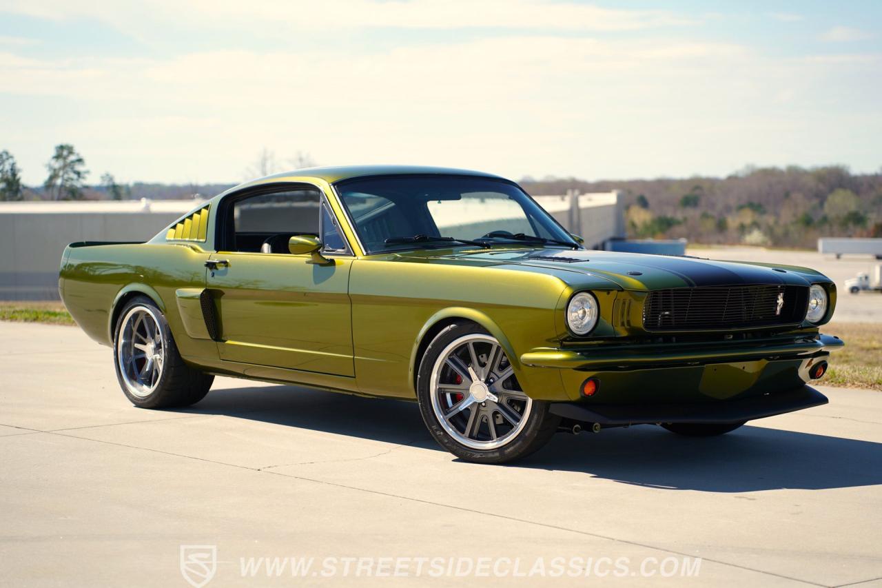 1965 Ford Mustang 2+2 Fastback Restomod