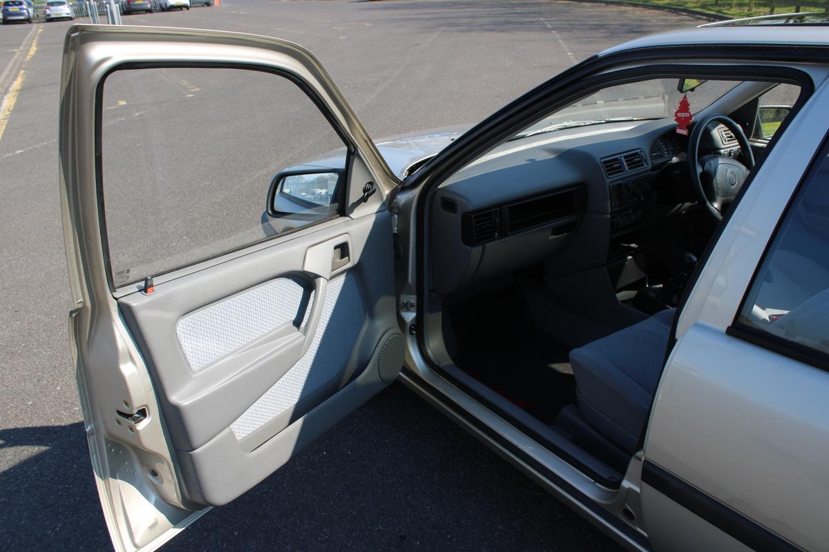 1994 Vauxhall CAVALIER LS