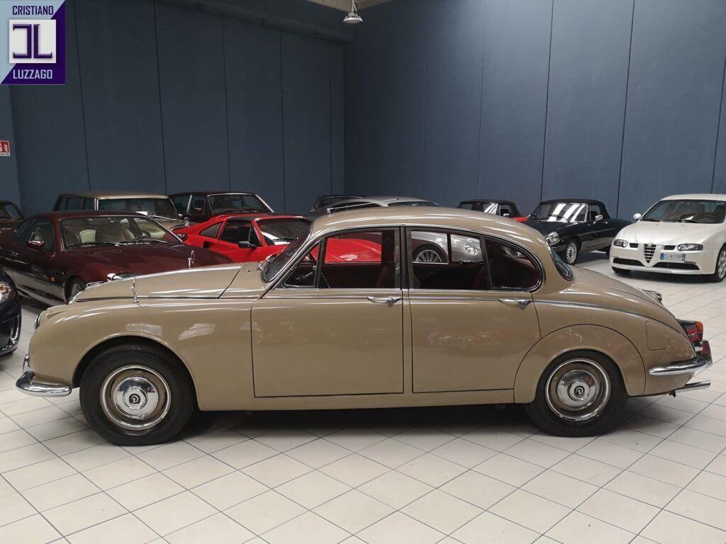 1969 Daimler V8 SALOON