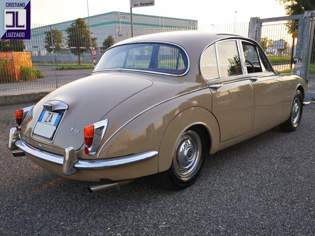1969 Daimler V8 SALOON