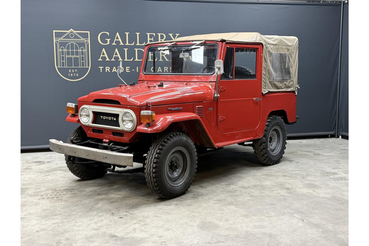 1975 Toyota Land Cruiser FJ40 (Petrol) Vinyl Top &ldquo;Freeborn Red&rdquo;