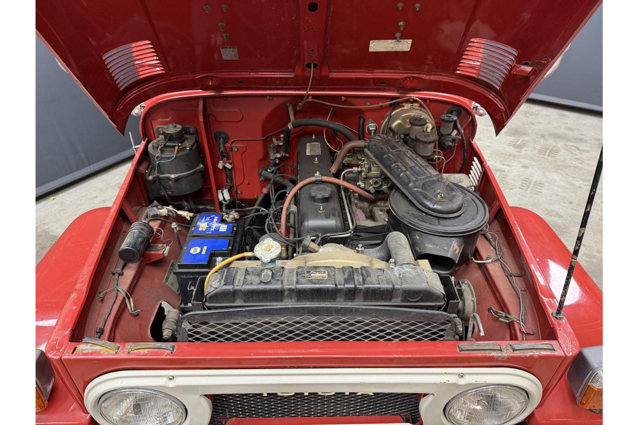 1975 Toyota Land Cruiser FJ40 (Petrol) Vinyl Top &ldquo;Freeborn Red&rdquo;