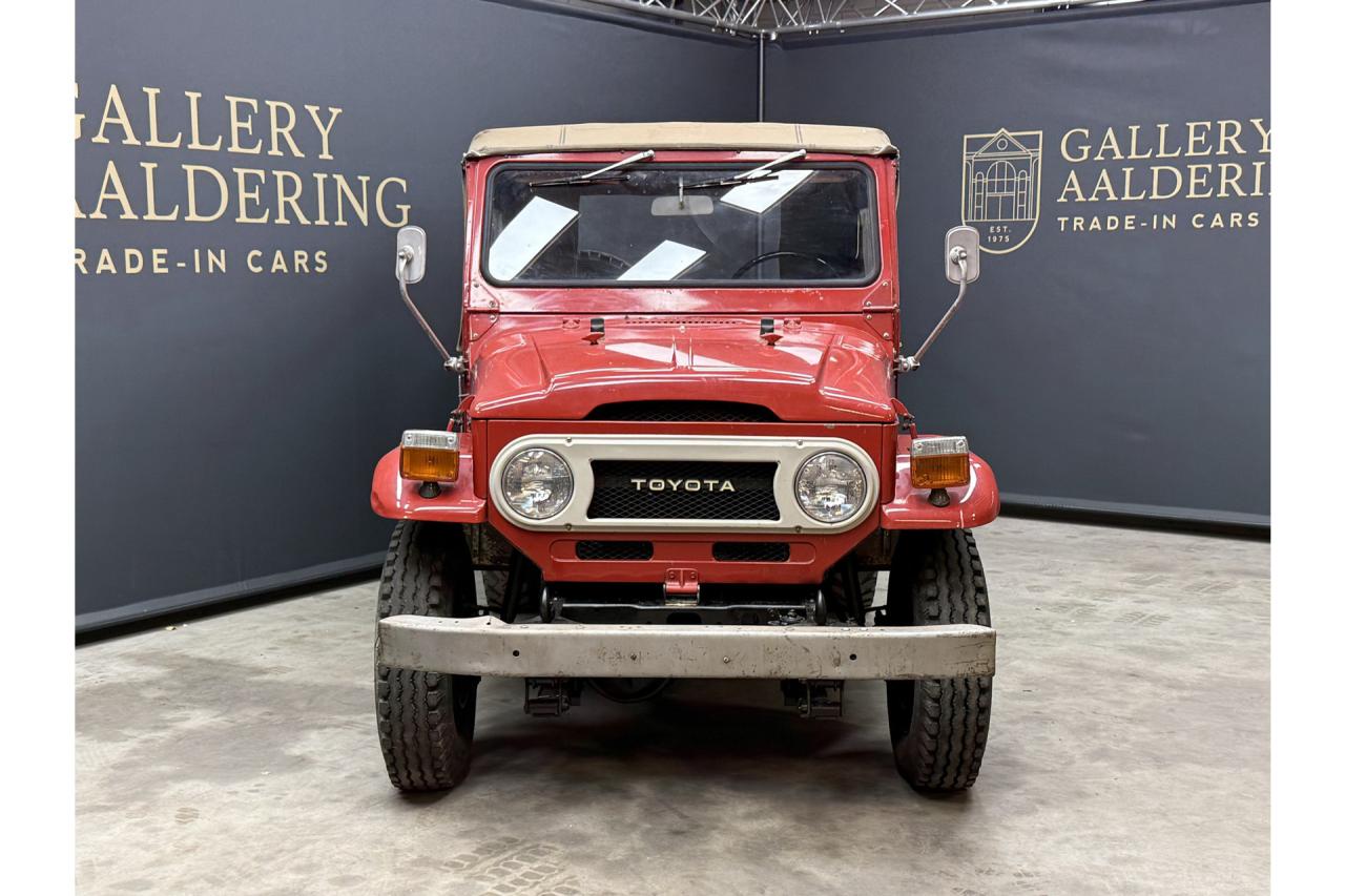 1975 Toyota Land Cruiser FJ40 (Petrol) Vinyl Top &ldquo;Freeborn Red&rdquo;