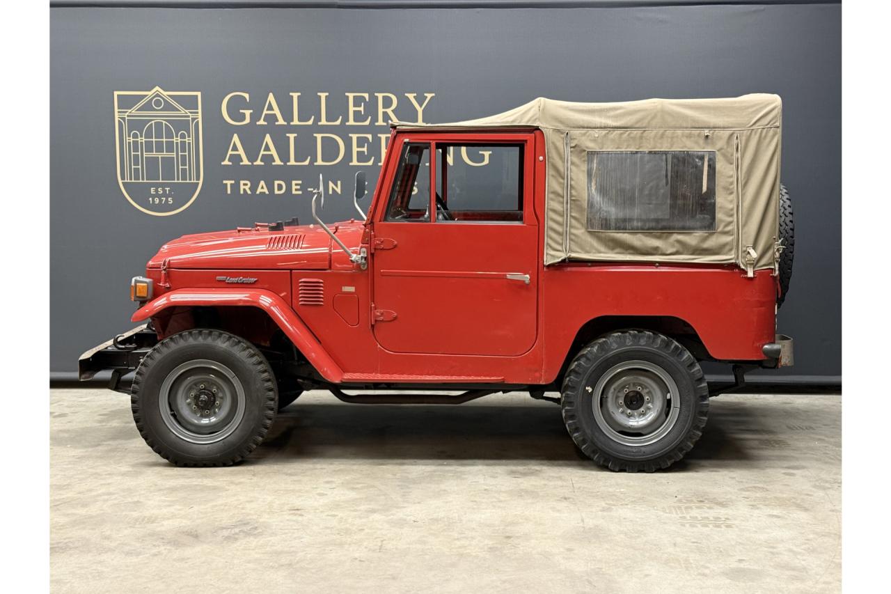 1975 Toyota Land Cruiser FJ40 (Petrol) Vinyl Top &ldquo;Freeborn Red&rdquo;