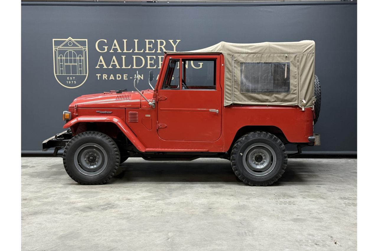 1975 Toyota Land Cruiser FJ40 (Petrol) Vinyl Top &ldquo;Freeborn Red&rdquo;