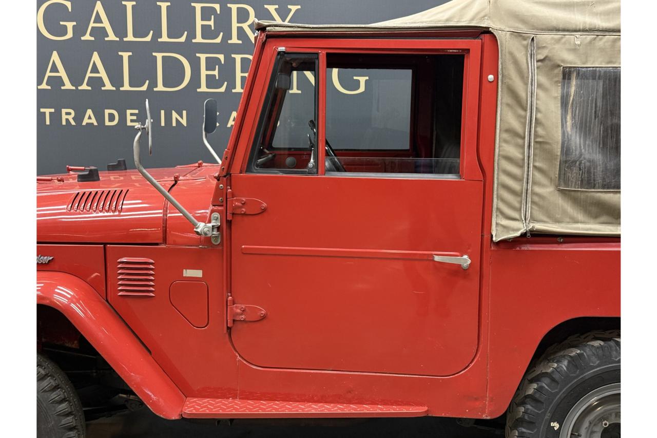 1975 Toyota Land Cruiser FJ40 (Petrol) Vinyl Top &ldquo;Freeborn Red&rdquo;