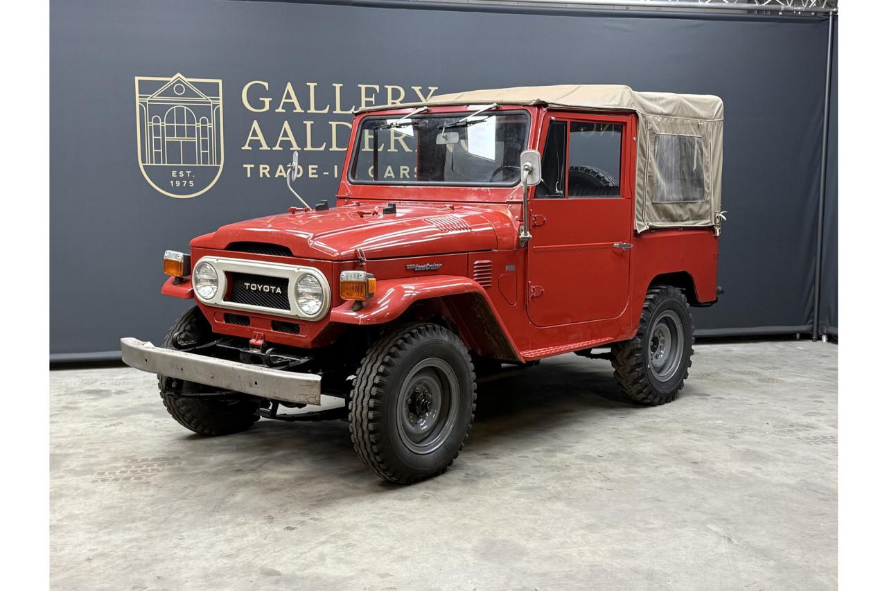 1975 Toyota Land Cruiser FJ40 (Petrol) Vinyl Top &ldquo;Freeborn Red&rdquo;