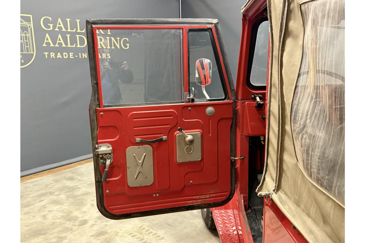 1975 Toyota Land Cruiser FJ40 (Petrol) Vinyl Top &ldquo;Freeborn Red&rdquo;
