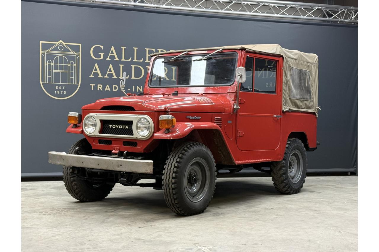 1975 Toyota Land Cruiser FJ40 (Petrol) Vinyl Top &ldquo;Freeborn Red&rdquo;