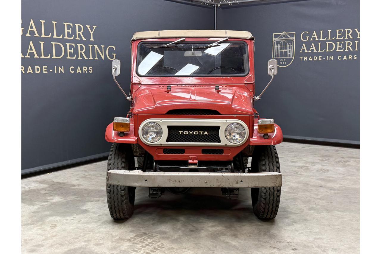 1975 Toyota Land Cruiser FJ40 (Petrol) Vinyl Top &ldquo;Freeborn Red&rdquo;