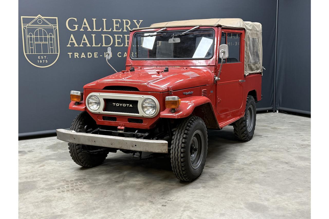 1975 Toyota Land Cruiser FJ40 (Petrol) Vinyl Top &ldquo;Freeborn Red&rdquo;