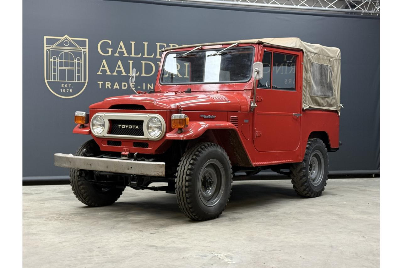 1975 Toyota Land Cruiser FJ40 (Petrol) Vinyl Top &ldquo;Freeborn Red&rdquo;