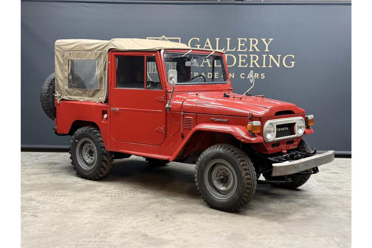 1975 Toyota Land Cruiser FJ40 (Petrol) Vinyl Top &ldquo;Freeborn Red&rdquo;